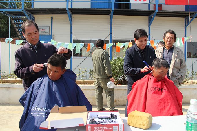 南京建工集團(tuán)聯(lián)合市人口計(jì)生委、流動(dòng)人口管理辦公室、棲霞區(qū)計(jì)生局暨市住建委等來(lái)集團(tuán)燕子磯新城保障房項(xiàng)目部開(kāi)展民工關(guān)愛(ài)活動(dòng)