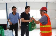 省住建廳、省建設工會領導蒞臨集團燕子磯新城保障房項目部開展“三送”慰問活動